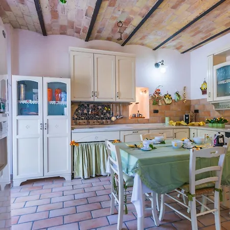 Al Bivio By Interhome * Castorano